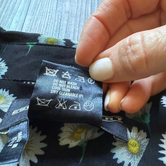 Escada Sport Daisy Print Floral Button Front Blouse Women’s 42 Black White - Picture 10 of 12